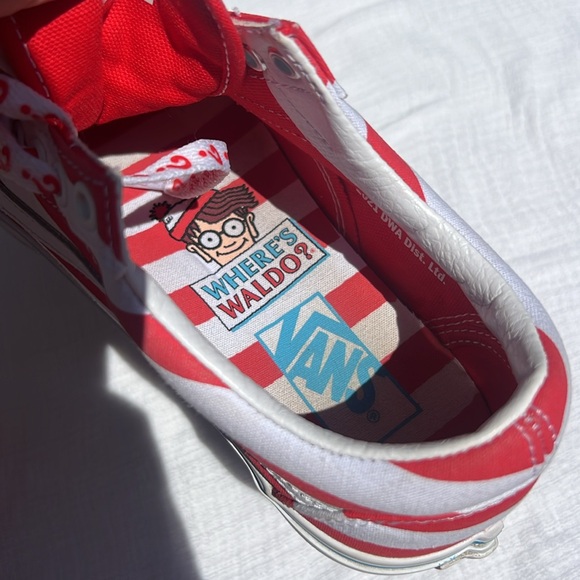 VANS Old Skool X International Stripes Womens Size 8. Where's Waldo Shoes Red - Picture 5 of 17